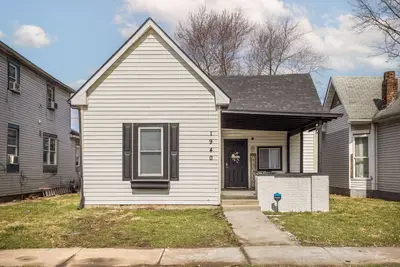 Cozy 2 bedroom Home - Close To It All!