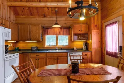 Image de Charming 3-bedroom cabin with WiFi, fitness room in superb Rangeley Lakes Resort