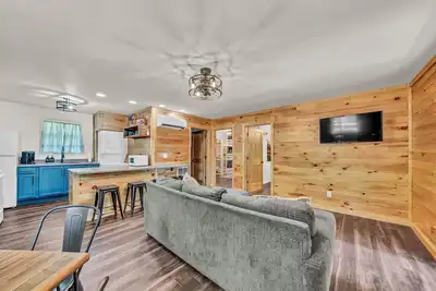 Image de Cozy 2-bedroom cabin in charming Wellington with Hot tub