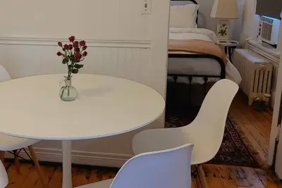 Image de Charming 1-bedroom apartment in downtown Charlottetown heritage house