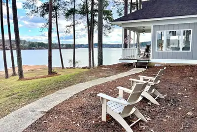 Image de Charming Cottage with Stunning Point Views, Flat Lot, Walk-in Water, and a Dock!