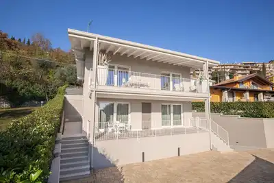 Image de White Apartment with Terrace and Lake View
