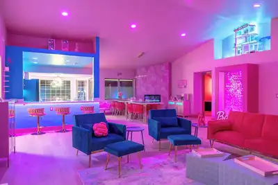 Image de Dollhouse Daydream Barbie-inspired, Spacious 5-bedroom house with heated pool