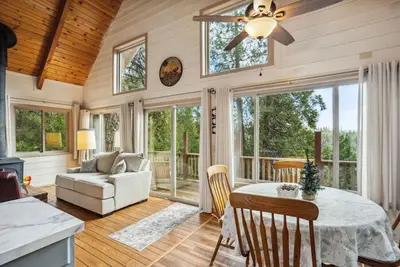 Image de Storybook Cabin 3-bedroom cabin in tranquil Pioneer - Near Kirkwood & Snow!