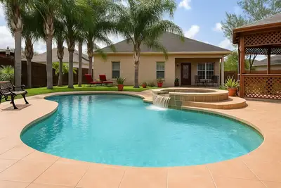 Image de Casa Aaron, Large Pool, Game Room, Spacious Backyard with Palm Trees, 3 Bedrooms