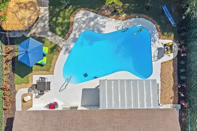 Charming 3-bedroom house with heated pool