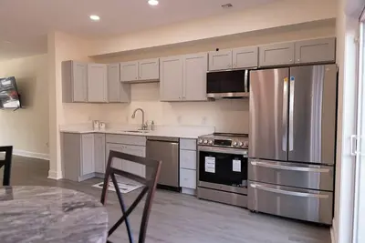 Image de 5 Mins from the Chase FieldHouse. 7 Mins from the Amtrak Train Station