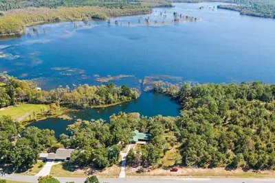 Image de 4-bedroom Lake House 45 Minutes from the Beach!