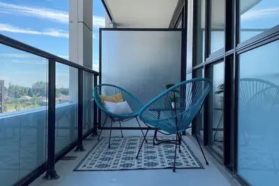 Image de Modern 2br City Oasis with Two Balconies, Nature Walks, & Family Comfort