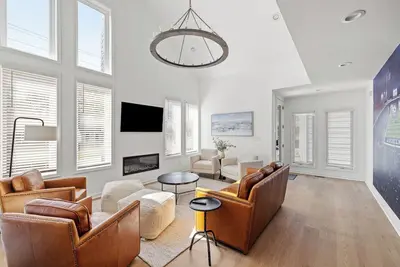 Image de Modern Game Day 6 Bedroom 6 Bath House with Modern Amenities and Large Swim Spa