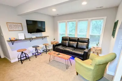 Image de Modern Comforts, Classic Charm: Neighborhood Gem