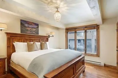 Image de 2 Beautiful Condo Right on the River, In Town