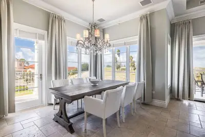 Image de Spacious 3br Getaway w/ Breathtaking Views at Anabui 5 by Bocobay