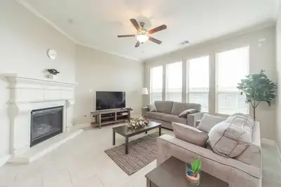 Image de Chic 4br Living｜Pet-Friendly｜Garage Included｜Lush Backyard｜Flexible Lease\n#41228