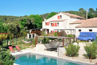 Image de Mas Boho - XVIe siècle style éclectique avec piscine et proche d'une rivière