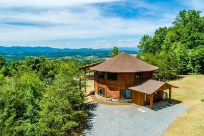 Image de 4Brm, 4Bth, 5bds-Unique Roundhouse, mountain views-20 min from Asheville, sleeps 10