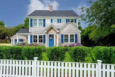 Image de Beautifully renovated coastal home in Edgartown Village with pool and ferry tix