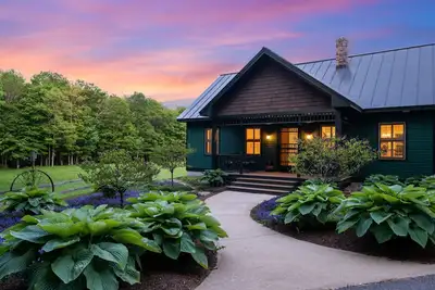 Image de Vast Riverfront Resort - White Mountains Getaway