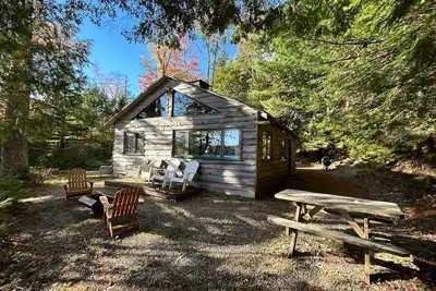 Image de Welcoming 4-bedroom lake front cabin in charming Otis on Beech Hill Pond.