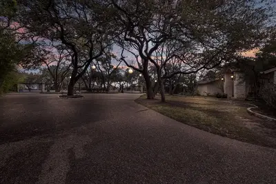 Image de Luxury Austin Estate – Tranquil, Spacious & Packed with Games and Pool.