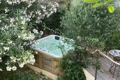Image de Independent apartment in winemaker's house Poussan