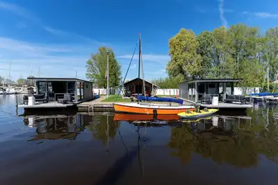 Image de Rent a Luxury Houseboat in and on the water in the water sports village of Heeg!