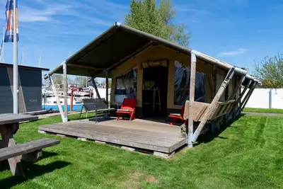 Image de Rent a comfortable Safari tent by the water in the water sports village of Heeg!