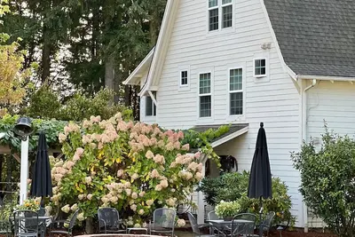 Image de Charming 4-bedroom farmhouse in Aurora with 23 Acres to Explore!