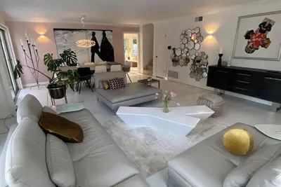 Image de Classic California Beach House with a Modern Twist