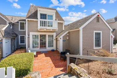 Image de Maushop Village-2 bedroom, 1. 5 baths. Sleeps 4, with private beach