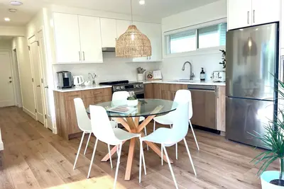 Image de Self Contained Suite in a lovely beachside village close to downtown Vancouver