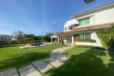 Image de Large rest house with pool