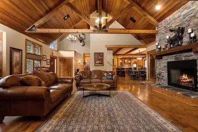 [Riverfront Lodge] ~ Downtown Bellaire ~ Walking Distance to Short's& Downtown!