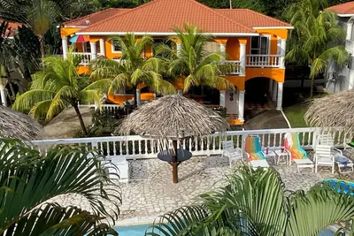 Image de Charming 2-Bedroom Condo in popular Sunset Villas, West End with Pool