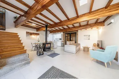 Image de Stone house in nature for relaxation, adventure or online work