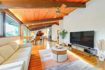 Image de Trail Access On-Site: Gorgeous Mcm Deck House!