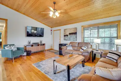 Norfork Lake Access: Cabin w/ Deck & Water View!