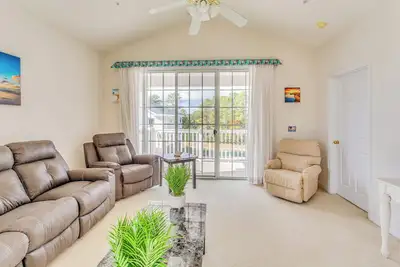 Image de 2 Mi to Barefoot Landing: Condo w/ Pool Access
