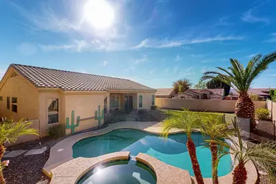 Image de Spacious luxury home with pool and pool spa, large yard, & central Ac