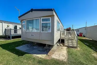Image de Lovely 8 berth caravan with decking at California Cliffs in Norfolk ref 50015j