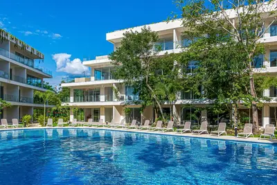 Image de Charming retreat w\/spacious balcony, pool, and all the essentials for relaxation