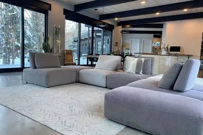 Image de Lake-front Scandinavian House