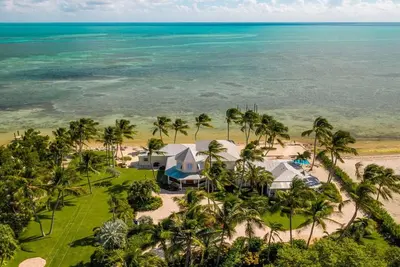 Image de Next available August 15th, 2026 - Stunning Oceanfront Estate - Private Pool