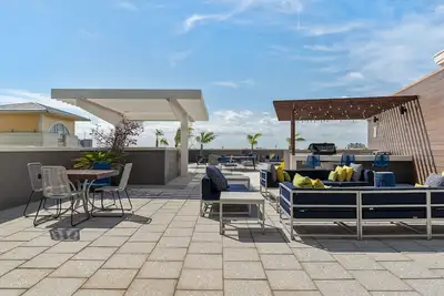 Image de 1113-Stunning 2Br2Ba Midblock Free Parking - Two-Bedroom Apartment