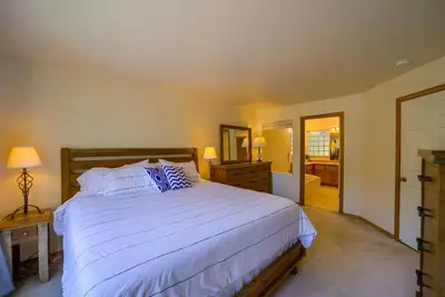 Charming 3-bedroom townhome with private hot tub in Eagle Crest resort