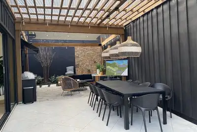 Image de Brand New! Luxurious Lakefront Property Perfect for Families & Friends!