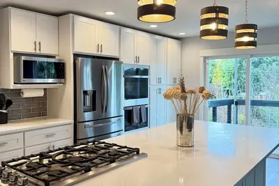 ~Secluded Lakehouse Getaway~30 Mins from Seatac! Renovated, Clean, Fam-Friendly!