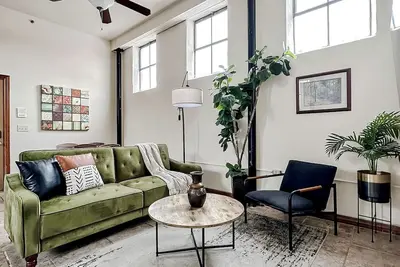 Image de Sleepover: Pristine 2bd/1ba Condo - Downtown Springfield