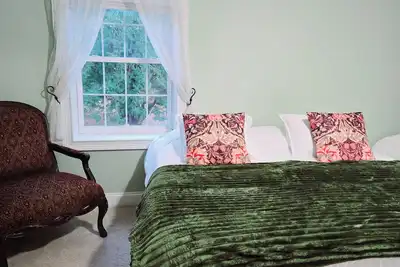 Image de Charming 4-bedrm Colonial Farmhouse amidst the mountains with WiFi in Highland.