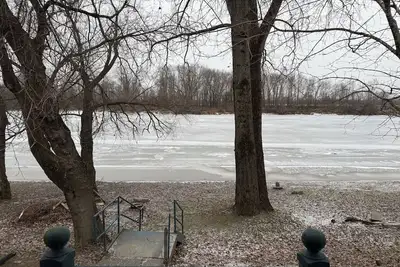 Image de Chalet familial tranquille sur le bord de l'eau avec quai à Pierreville